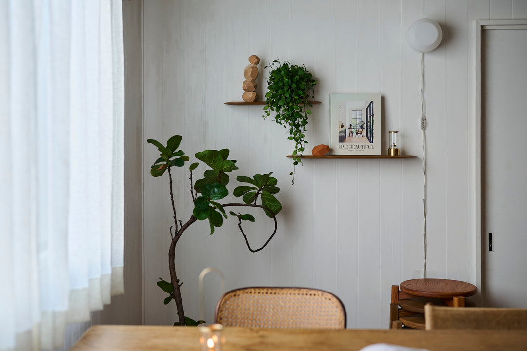 浮かせる、飾る、整える。ウォールシェルフのある暮らし