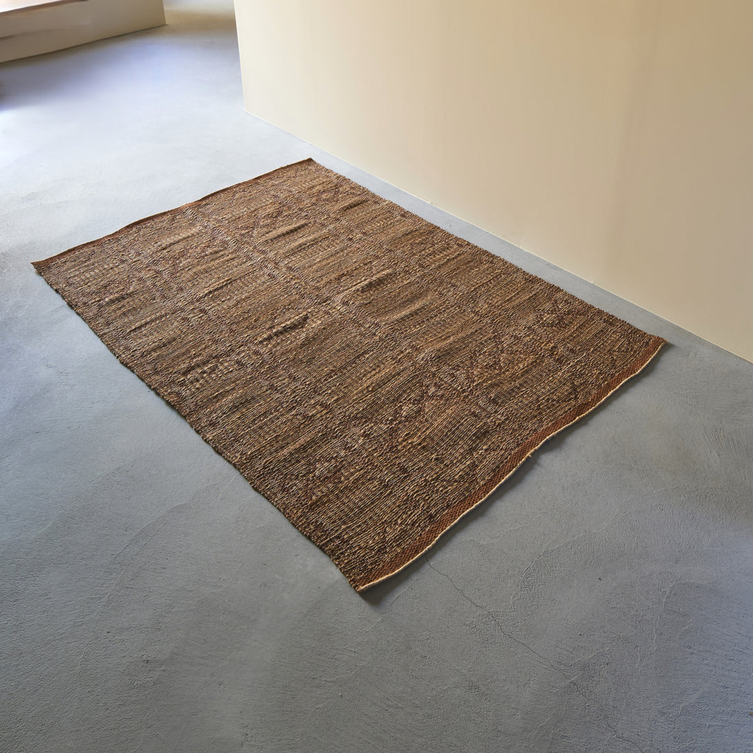 サイズ：140 × 200cm　2〜3人掛けソファ前にも使いやすい、リビングにちょうどよいサイズです。