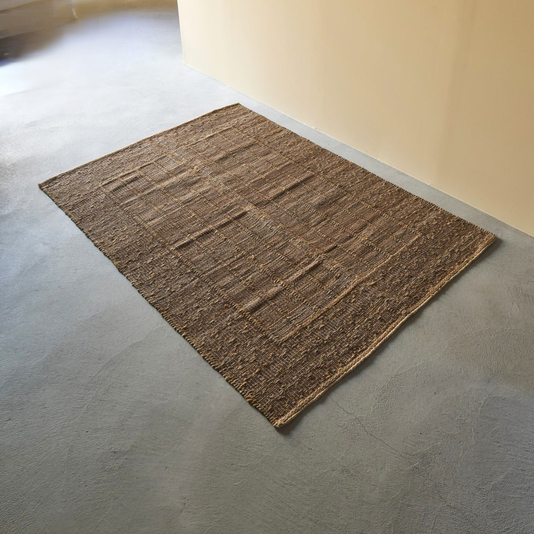 サイズ：140 × 200cm　2〜3人掛けソファ前にも使いやすい、リビングにちょうどよいサイズです。