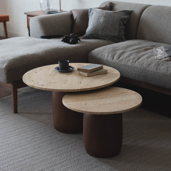 サイズの異なる2台を組み合わせることで、奥行きとリズムをつくります。