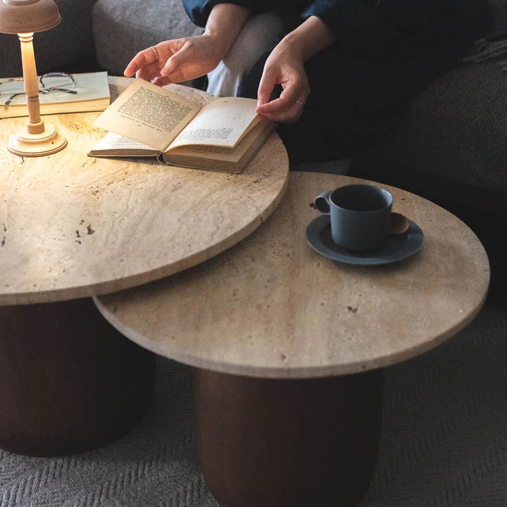 少しずらし、重ね、関係性を持たせることで、リビングの風景に自然な立体感が。