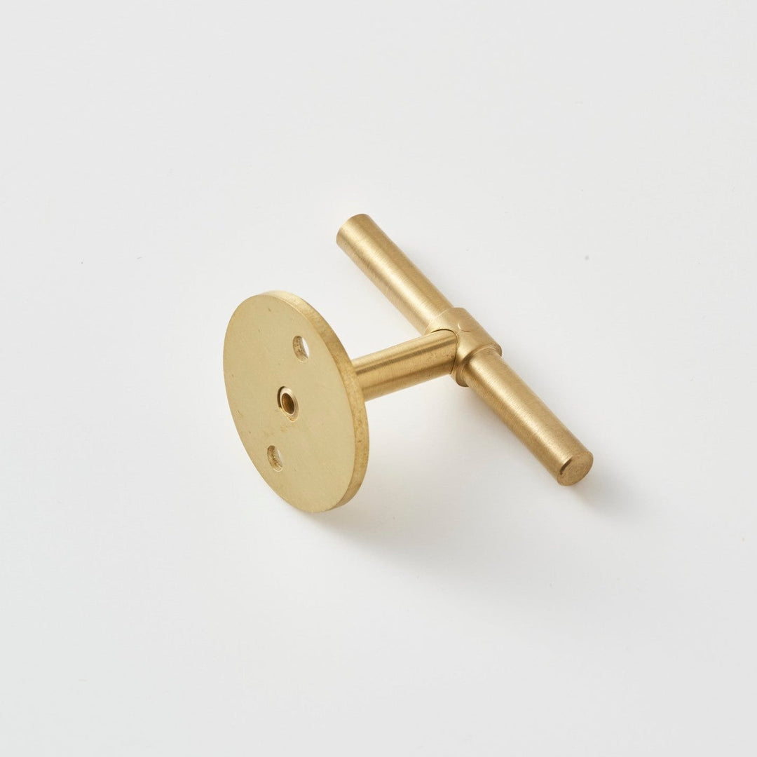 台座直径約3.5cm。コンパクトに収まる、美しいプロポーション。