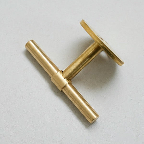 真鍮を鋳造して作られた、しっかりとした重みとわずかにざらつきのあるマットな質感。