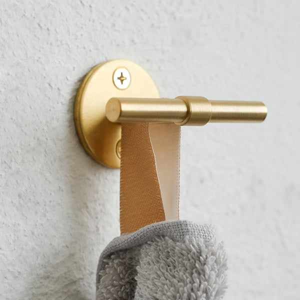 握る、掛ける、自由に選べる真鍮の取っ手。日常に上質な心地よさをもたらします。