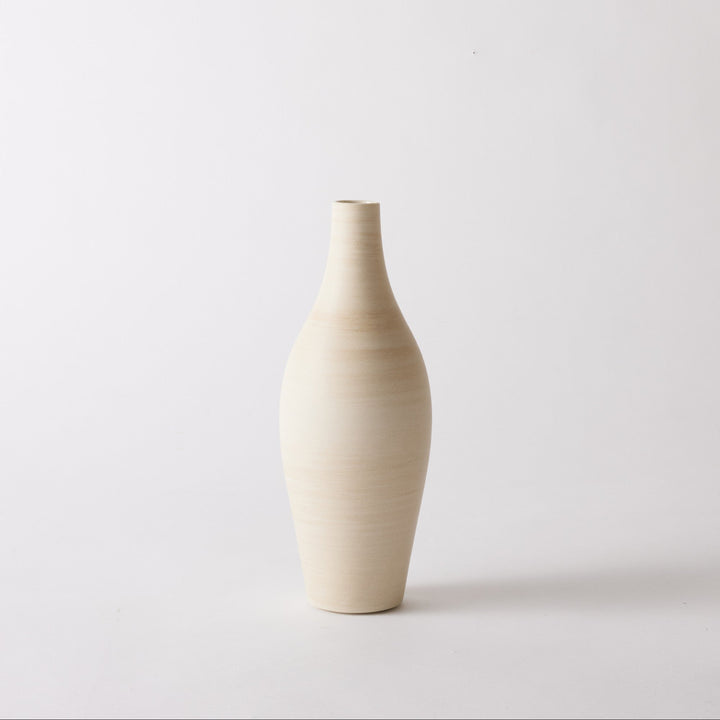 M：高さ約26cm。日々の切り花にちょうどよい、扱いやすいサイズです。