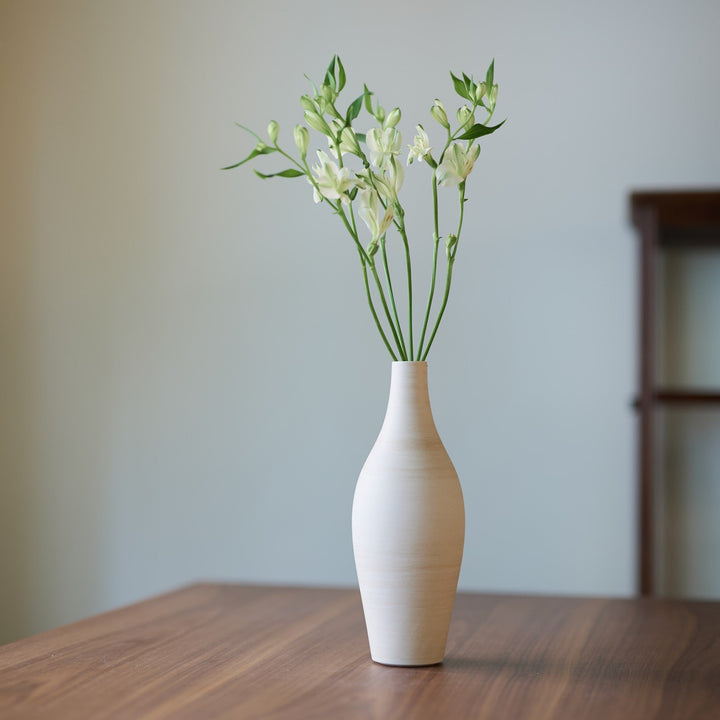 草花を生けることで、ようやく完成する花器。余白を残した、シンプルな輪郭。