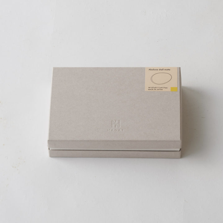専用のボックスに入れてお届けいたします。