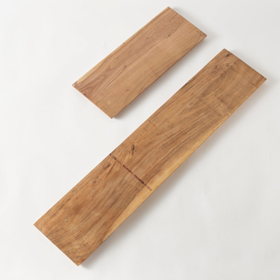 天然木のため、木目の出方や色の濃淡、節や色むらは一枚一枚異なります。