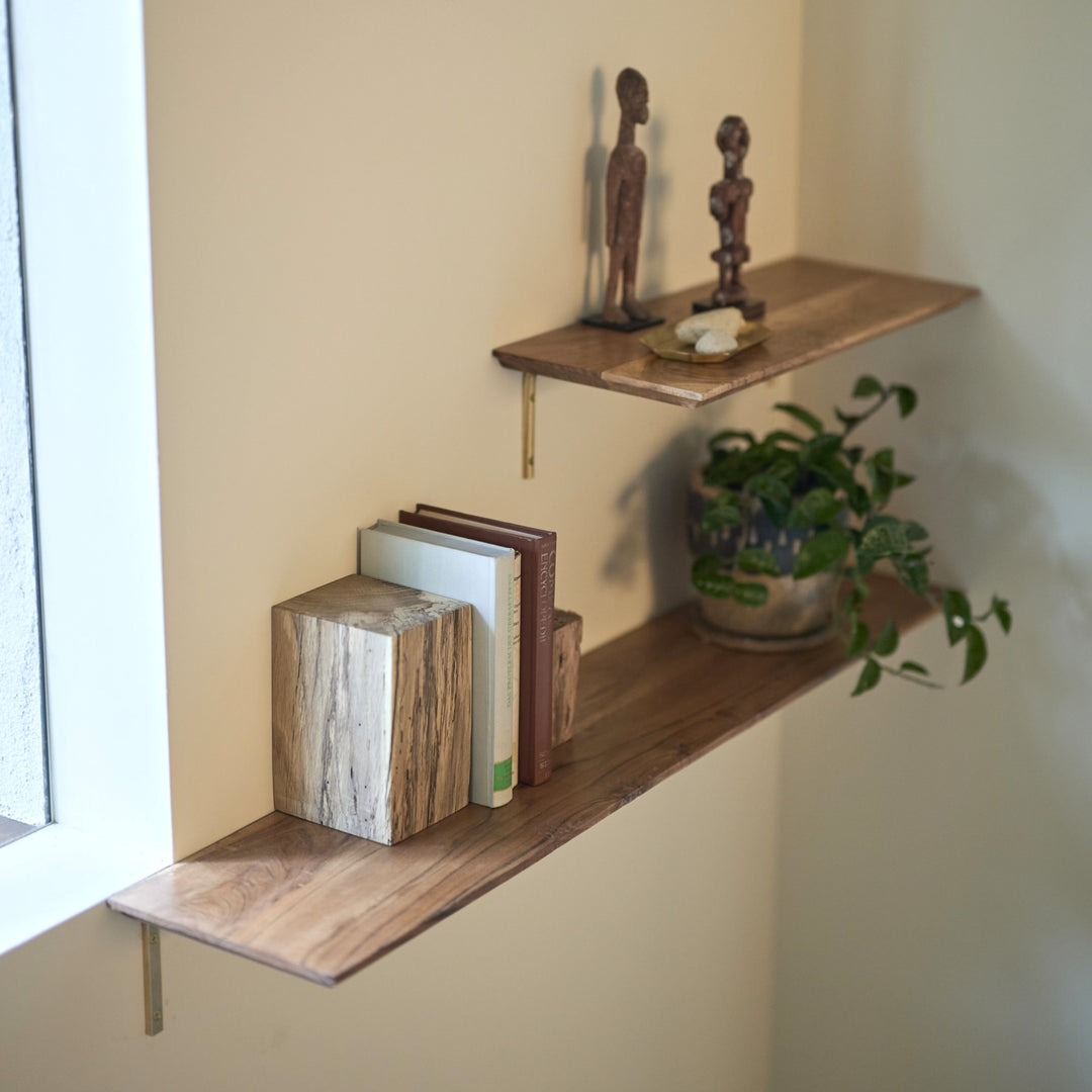 アカシア無垢材を使用したシェルフボード。濃淡のある木目が美しい天然木です。