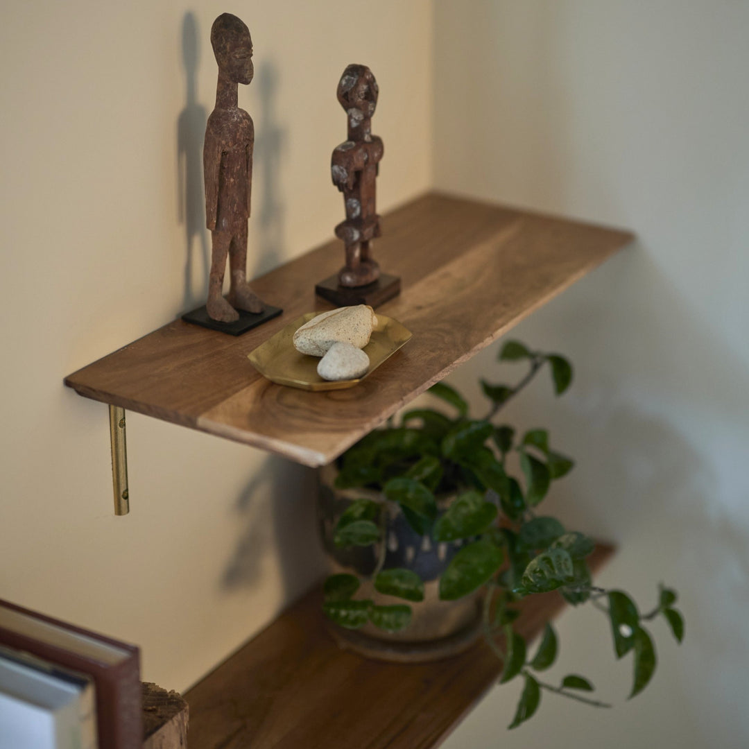 奥行き20cm。余裕のある作りで、収納もディスプレイも自在です。