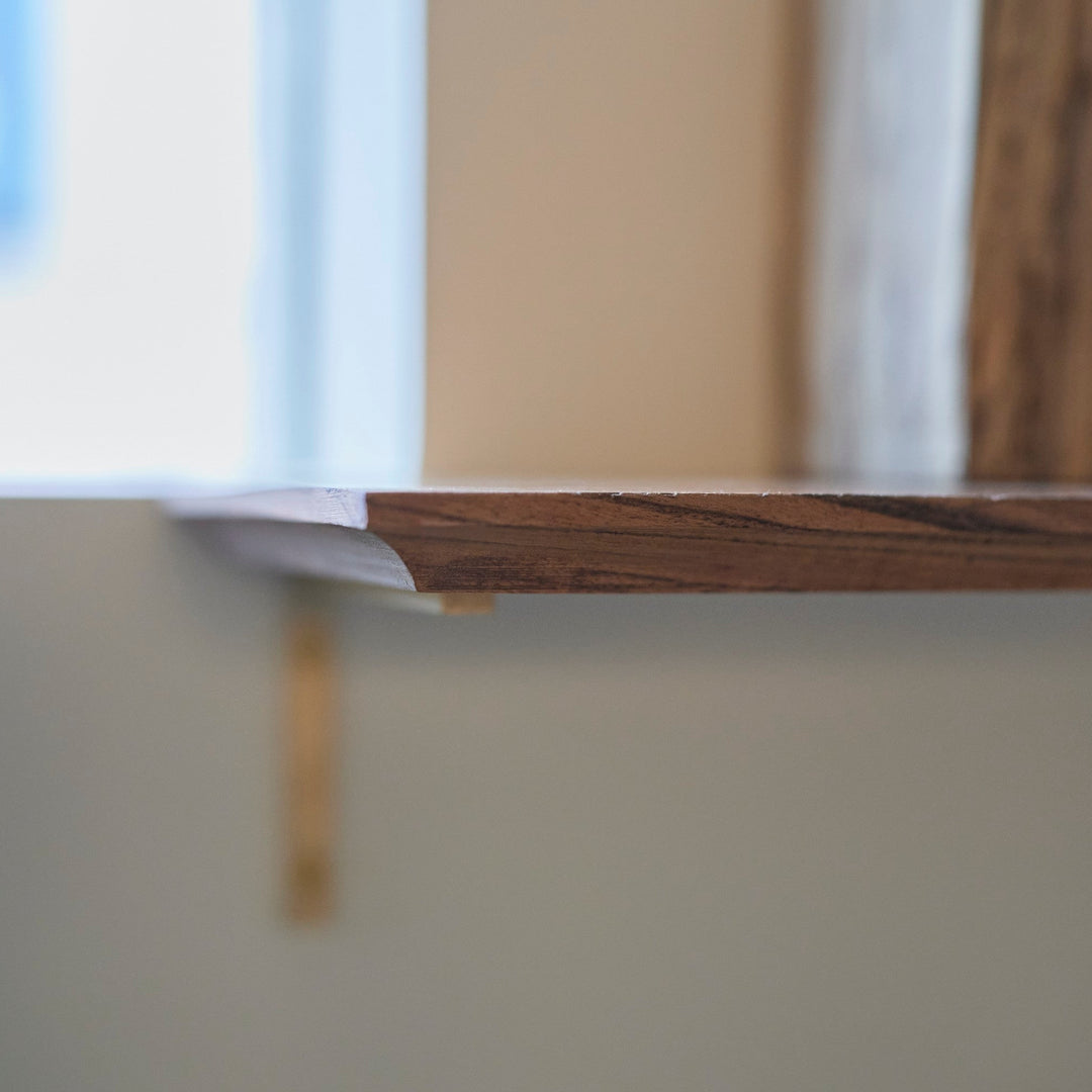 縁に向かって薄くなるテーパーデザイン。視覚的な重さを感じにくい設計です。