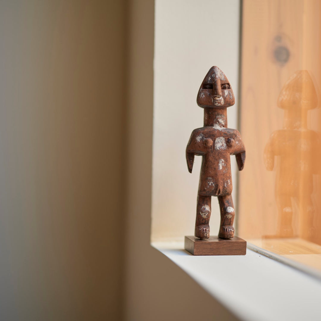 愛嬌と呼べる要素ばかりのアダン族の人形。その荒削りな輪郭だからこそ、人の温度を感じます。