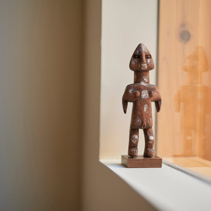 愛嬌と呼べる要素ばかりのアダン族の人形。その荒削りな輪郭だからこそ、人の温度を感じます。