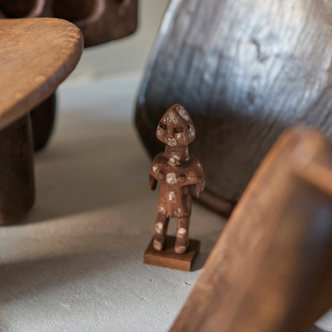 長い時間を経てなお、凛と立つアダン族の木像。アートとしての普遍的な美しさを感じます。