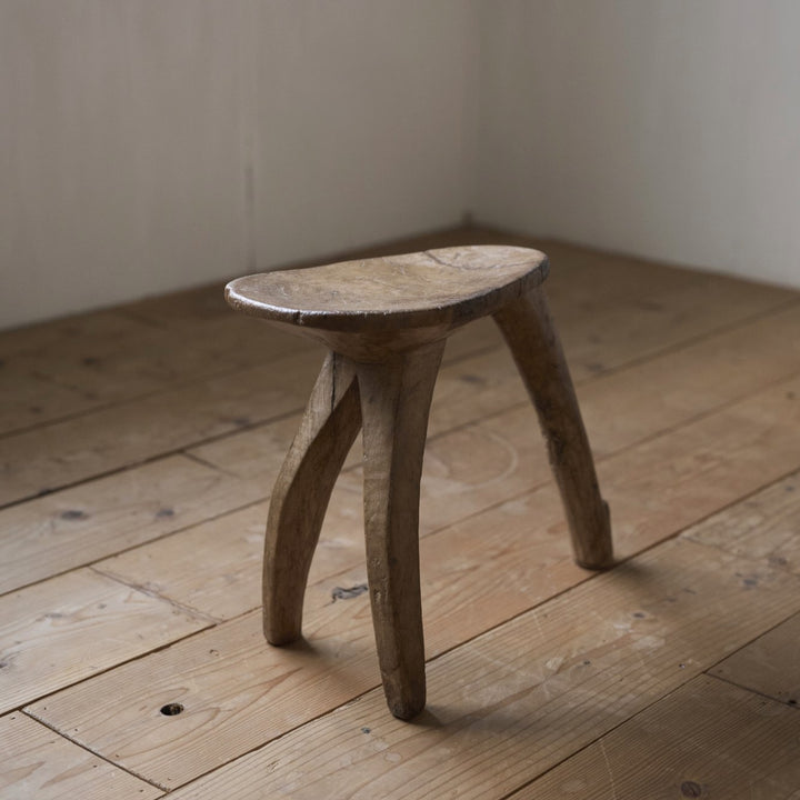 ロビ族の伝統的な三脚スツール