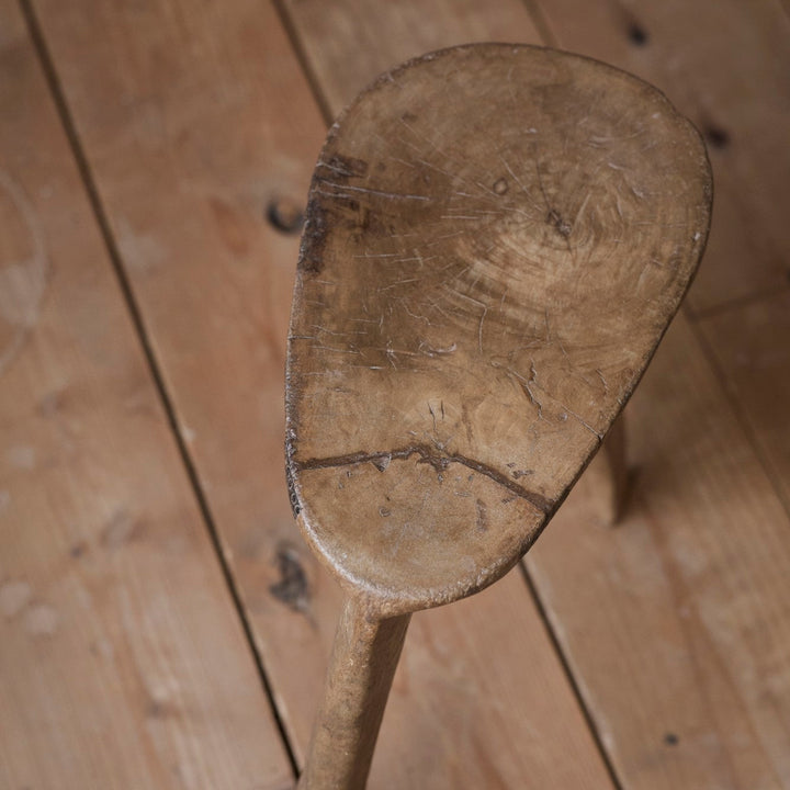 一本の木を丸ごと削り出した、素朴でありながらも力強い造形が魅力。