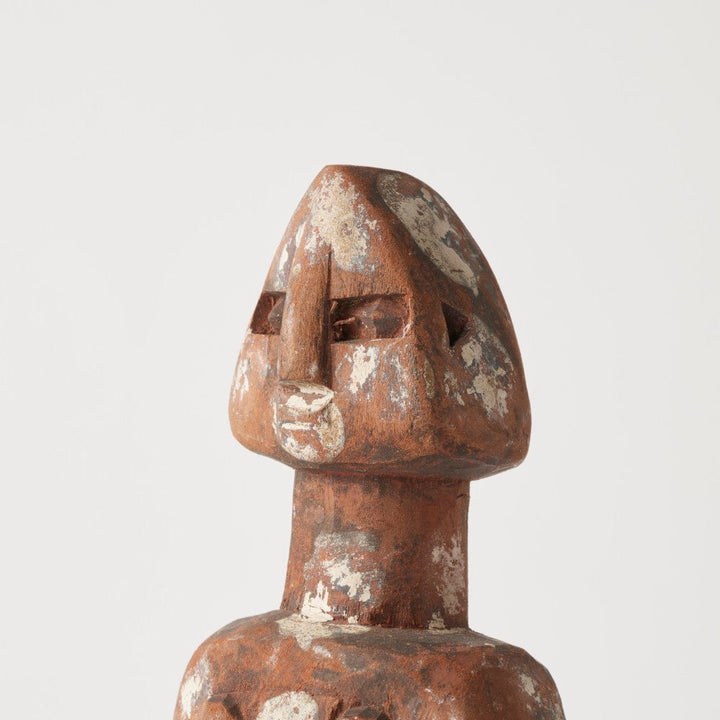 木肌には長い時間を経た擦れや色むらが残り、白い顔料の剥がれもまた景色の一部に。