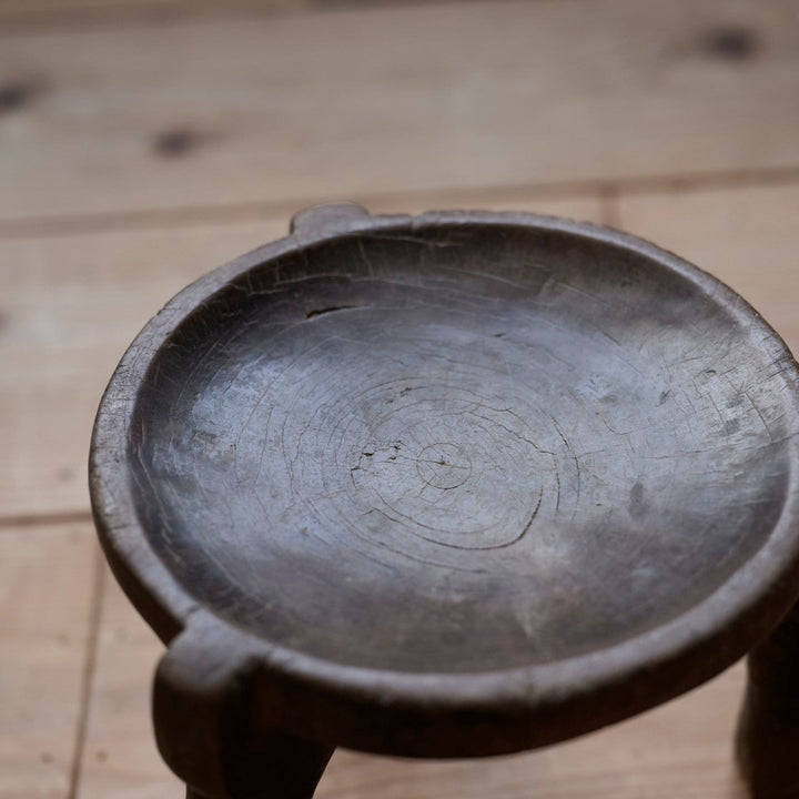 光や空気にさらされることで、木肌はより深い艶を増していきます。