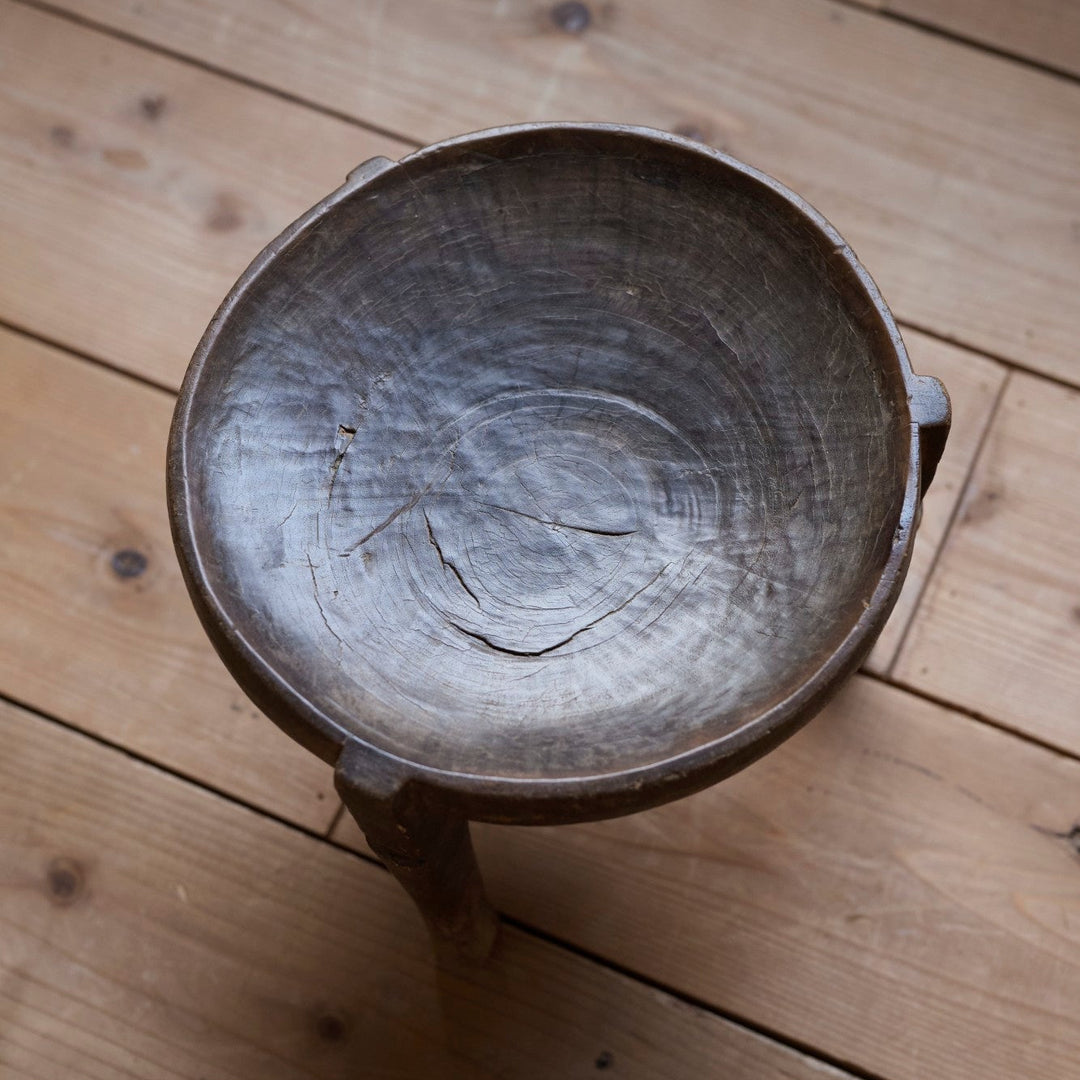 天板にわずかに残る削り跡や足のいびつさは、手仕事ならではの証