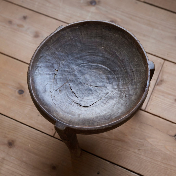 天板にわずかに残る削り跡や足のいびつさは、手仕事ならではの証