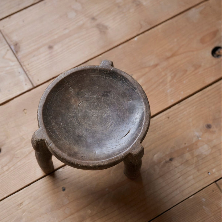 光や空気にさらされることで、木肌はより深い艶を増していきます。