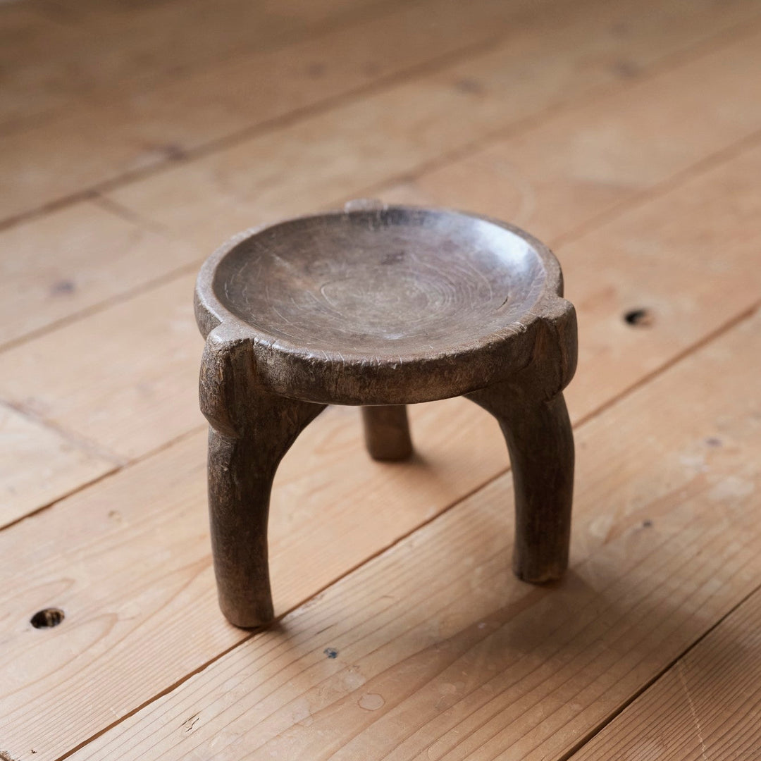 丸みを帯びた座面や素朴な削り跡が特徴で、日本では特にスツールが有名です。