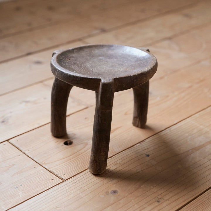 天板にわずかに残る削り跡や足のいびつさは、手仕事ならではの証