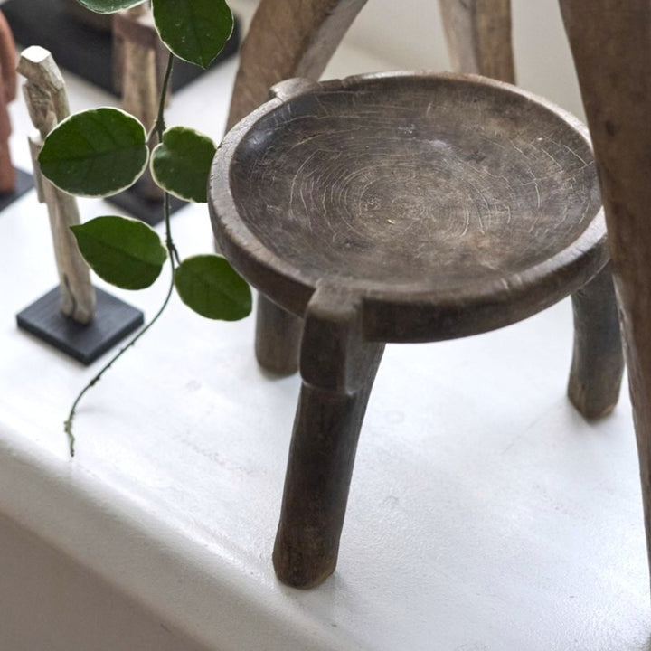 棚上でアクセ置きやオブジェの土台としたり腰掛けにしたりと、多用途に大活躍。