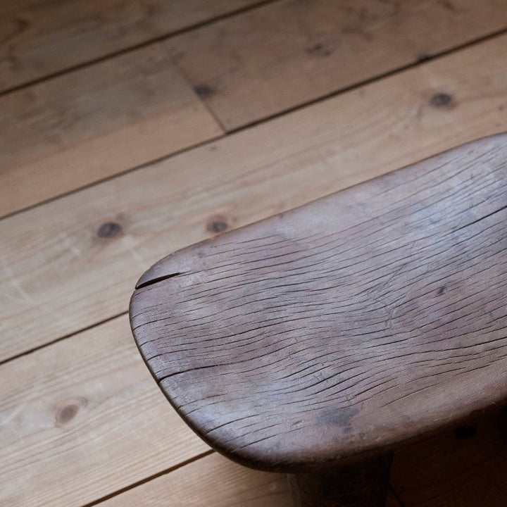 一つの木を丸ごと削り出す技法により、木そのものの生命力を感じられます。