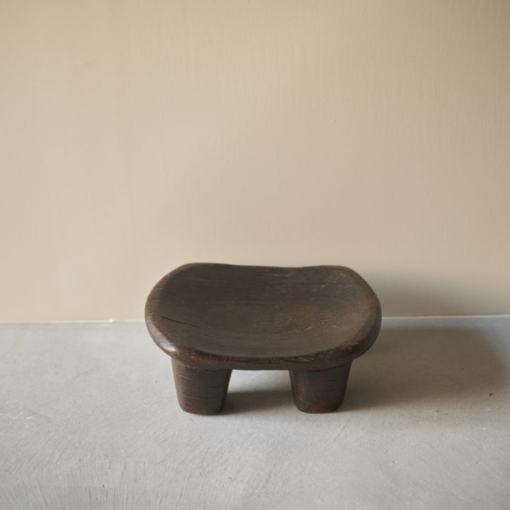 無機質な空間に合わせても、対照的な素材感が際立ち、全体に深みを与える一脚です。