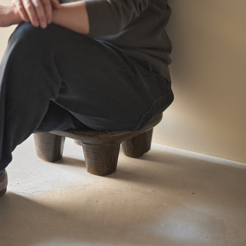ただ飾るものではなく、暮らしの中で実際に座ってこそのセヌフォスツール。