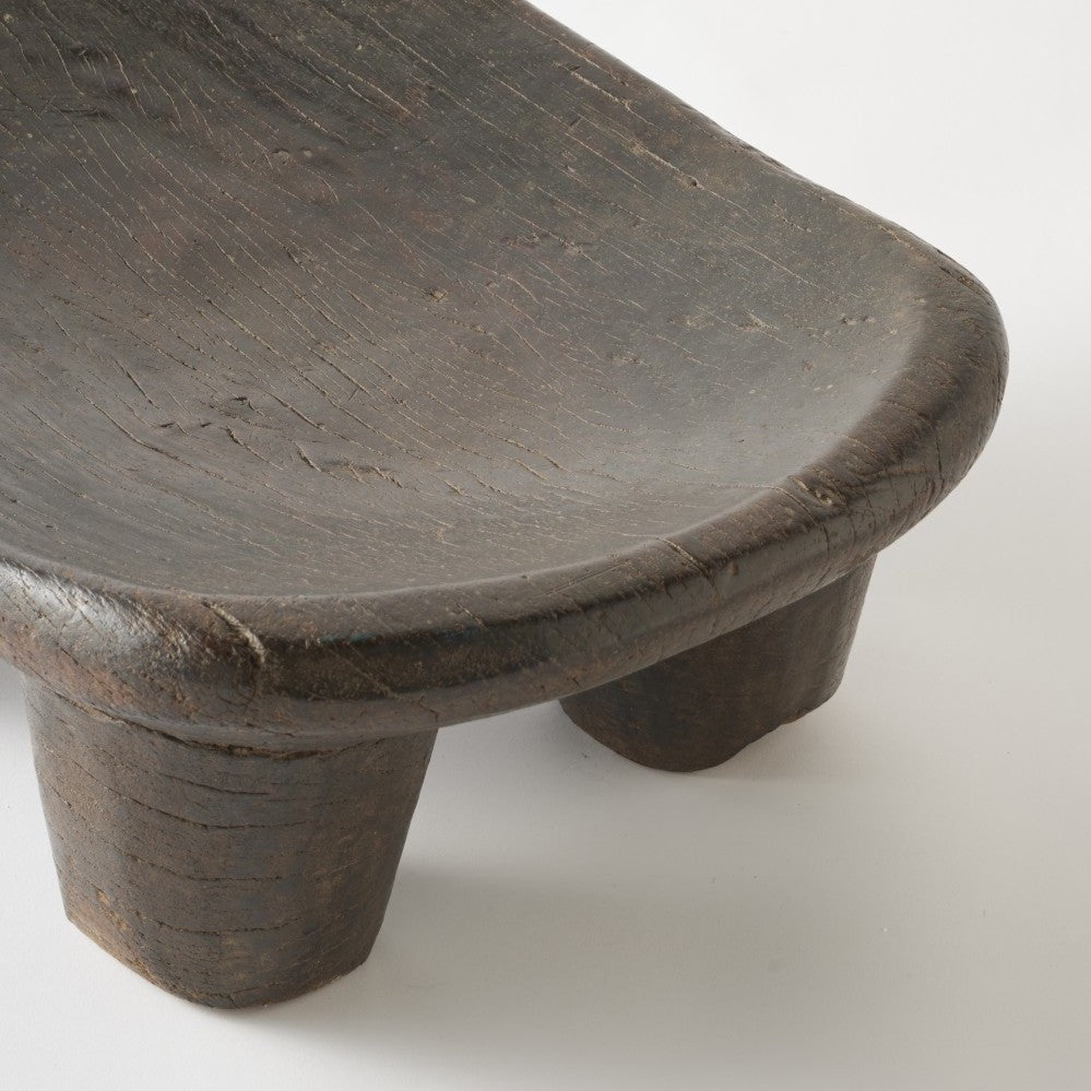 一つの木を丸ごと削り出す技法により、木そのものの生命力を感じられます。