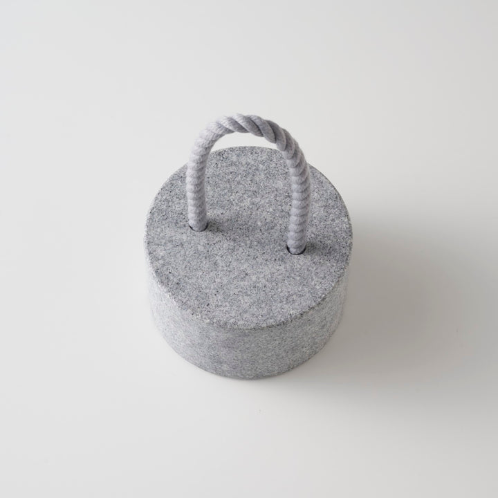 庵治石を使ったプロダクトやアートを生み出している「AJI PROJECT」のドアストッパー。