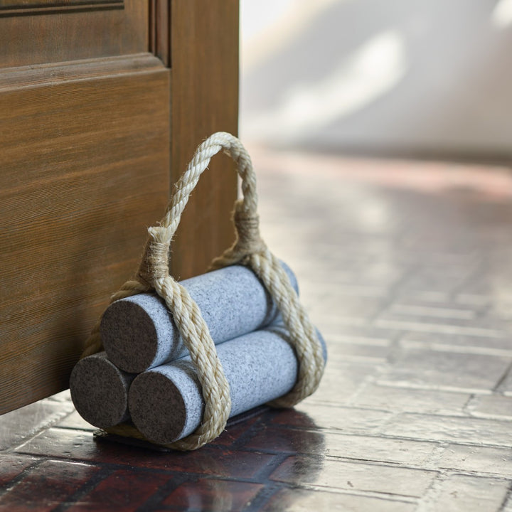 ドアストッパーとしての機能性を前提としながらも、空間に置いたときの佇まいまで丁寧に設計。