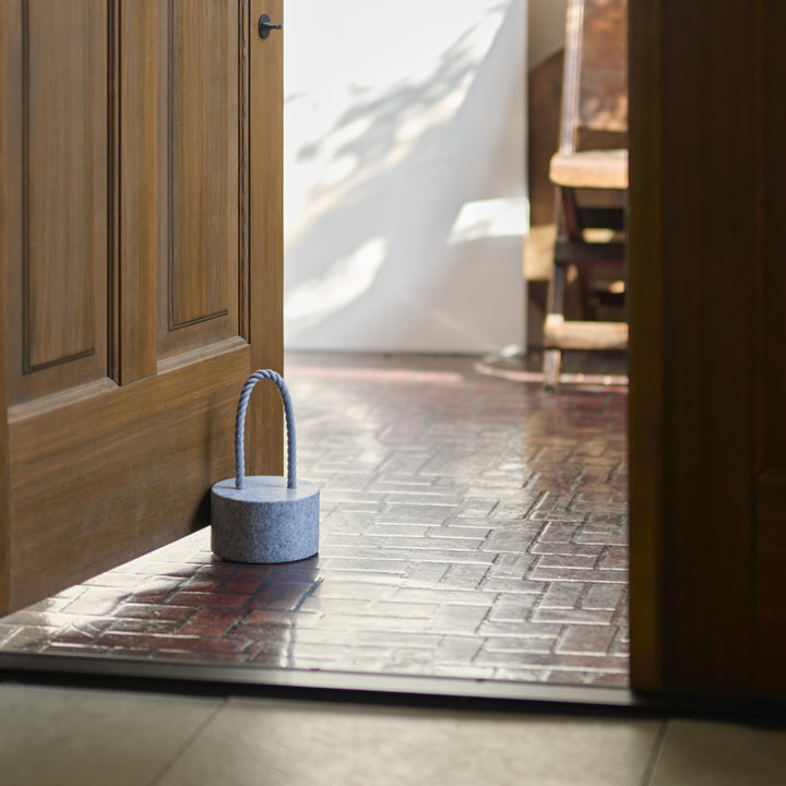 庵治石ならではの緻密な質感と落ち着いた表情が、玄関まわりの装飾として活きます。