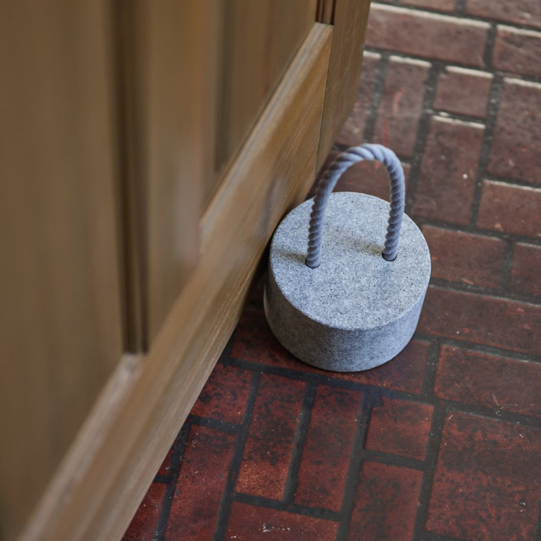 庵治石という重量のある物体のため、ドアストッパーとしての安定感があります。