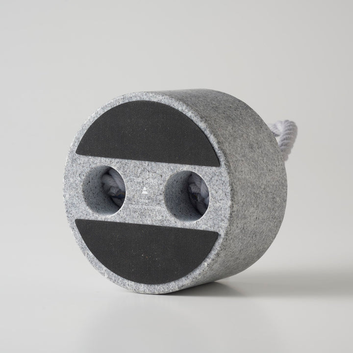 裏面には滑り止めもついているので、横ずれも起こりにくい仕様。