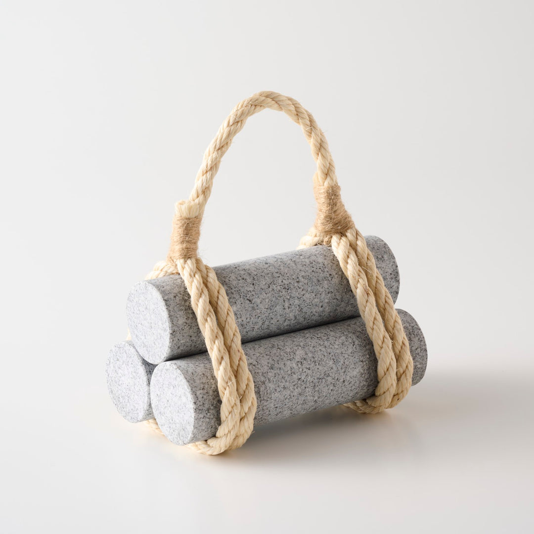 庵治石を使ったプロダクトやアートを生み出している「AJI PROJECT」のドアストッパー。