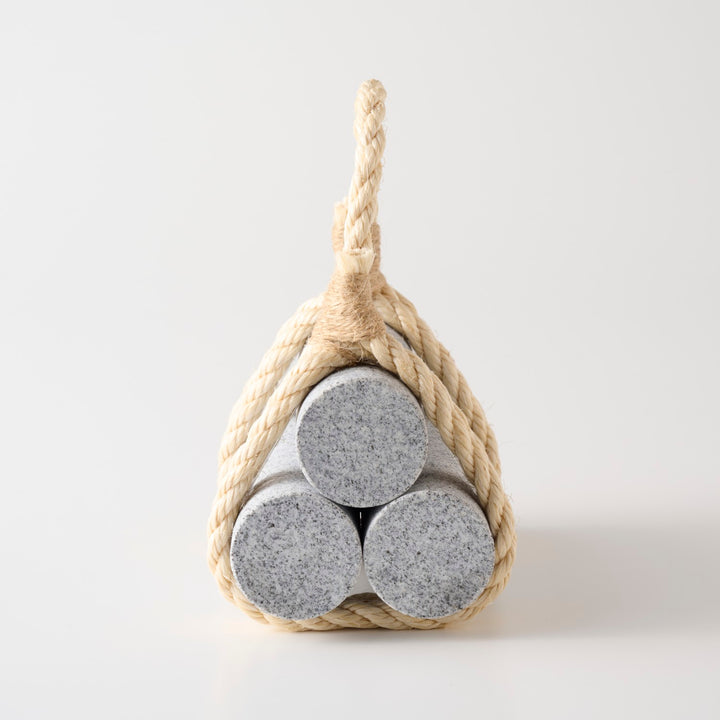 庵治石が麻縄で縛られている姿は、どこか米俵を連想させます。