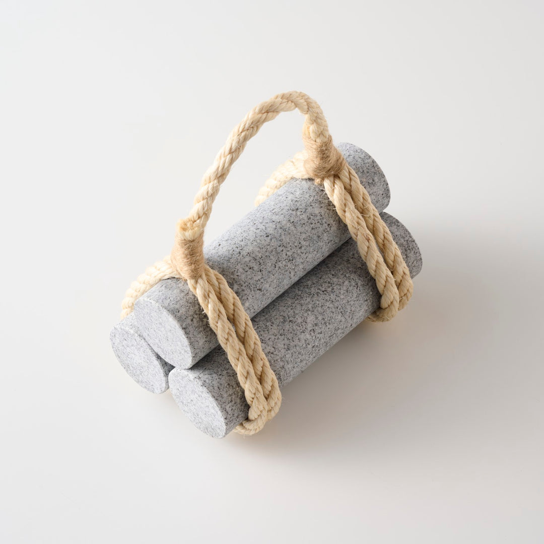 石を束ねる麻縄が持ち手となるので、意外と楽に移動が可能です。