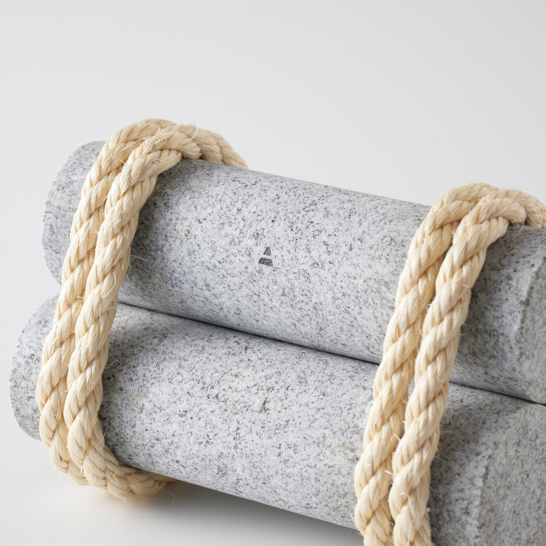 裏面にはさりげないロゴがあります。