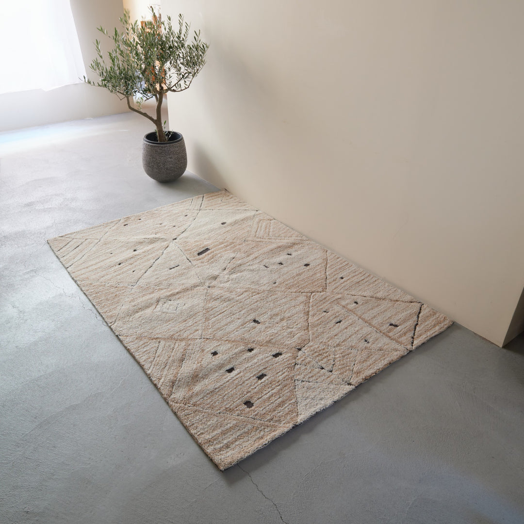 140×200cmの程よいサイズが、リビングやベッドルームをくつろぎの空間に。