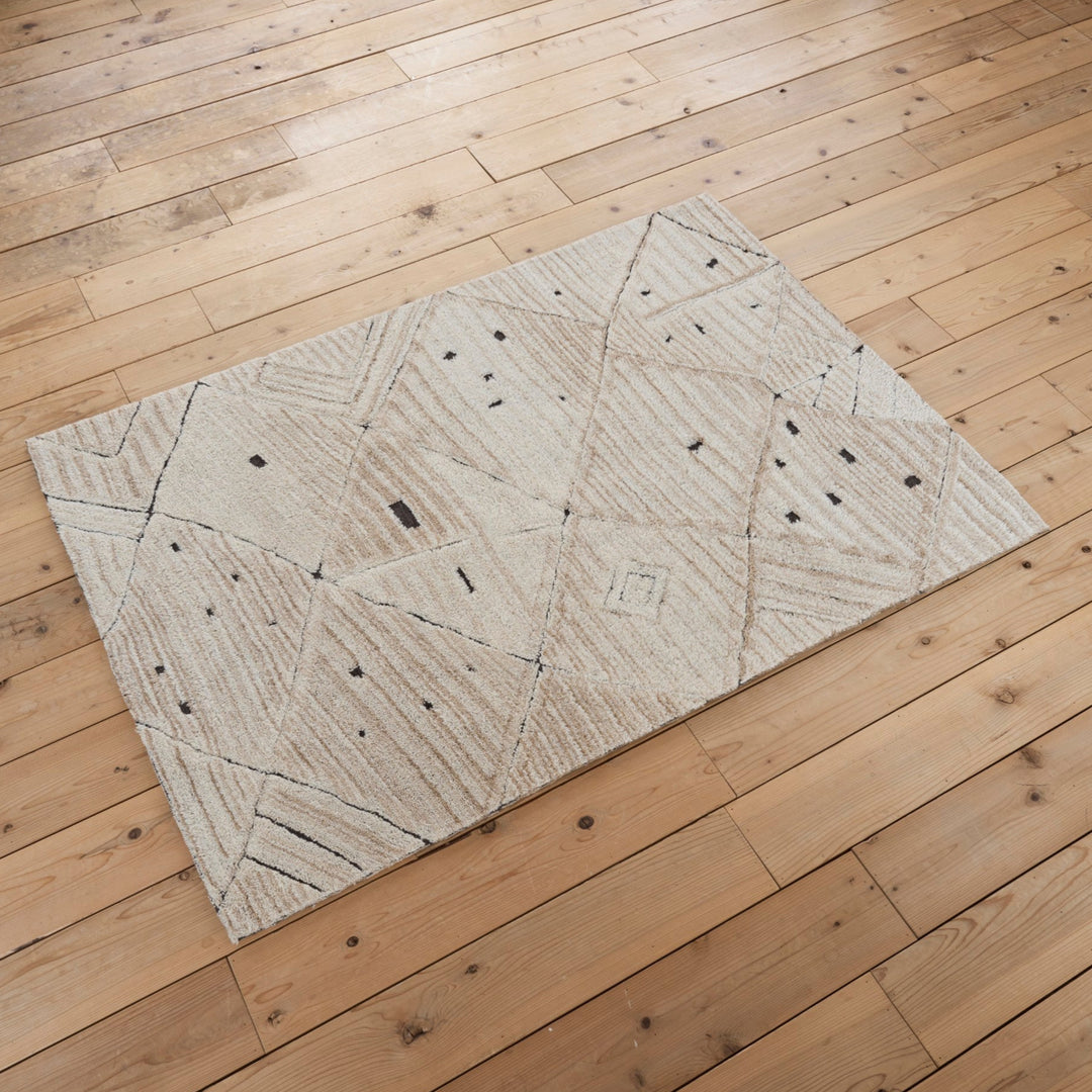 自由にスケッチしたような線のゆらぎと、遊び心あるドット柄が魅力のAMY RUG