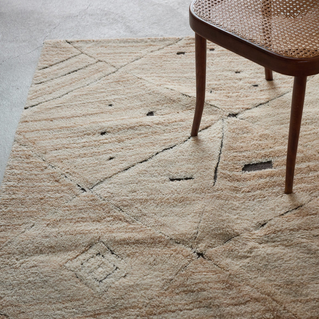 自由にスケッチしたような線のゆらぎと、遊び心あるドット柄が魅力のAMY RUG