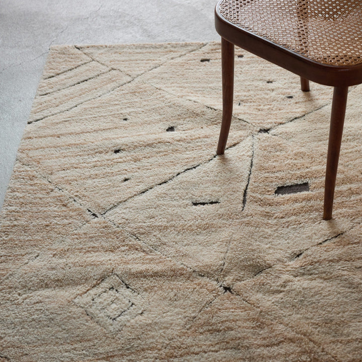 自由にスケッチしたような線のゆらぎと、遊び心あるドット柄が魅力のAMY RUG