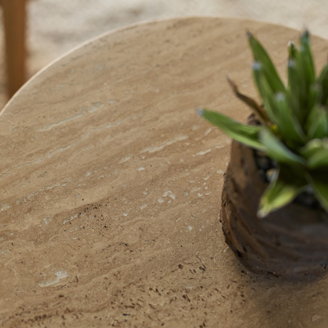 均一ではない自然な質感が、魅力のひとつです。