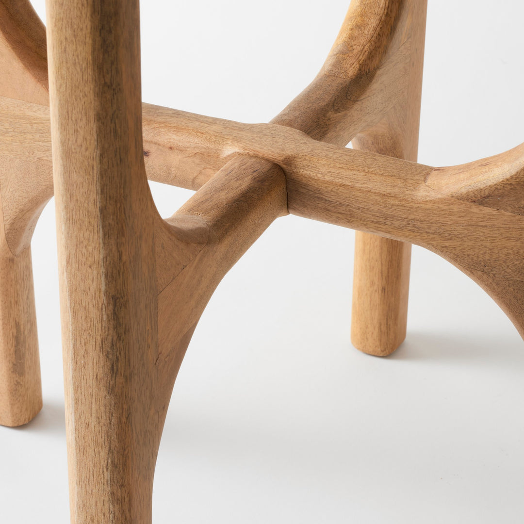 交差する構造が、軽やかさと安定を両立させます。