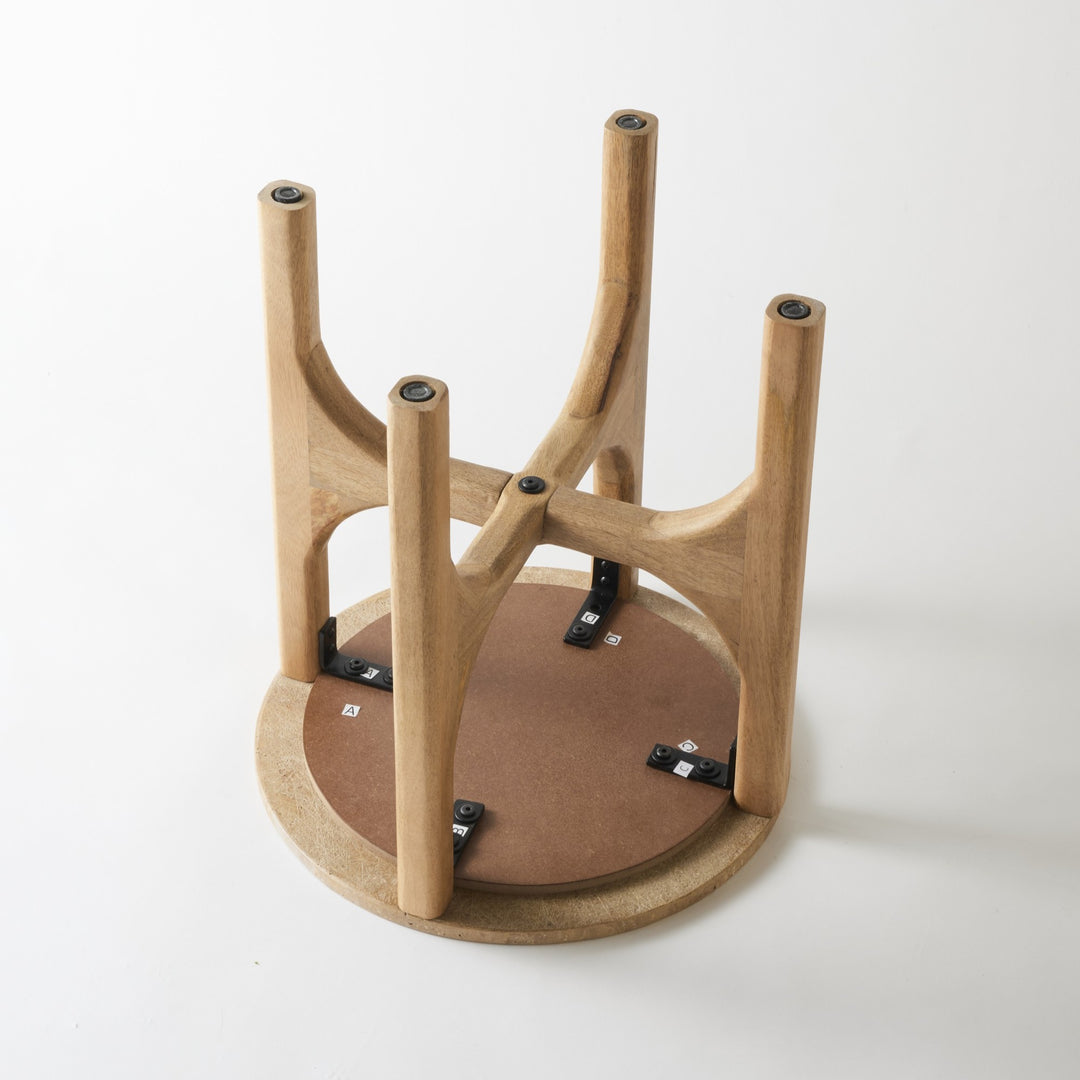 床面のがたつきは脚先のアジャスターで調整可能。フェルトなどの保護材を併用すると安心です。