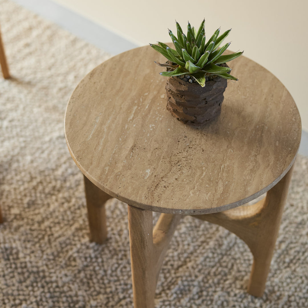 天板にはベージュトラバーチンを使用。独特の表情を生み出します。