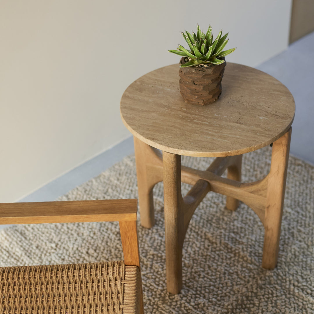 直径45cmの天板は、飲み物や本、スマートフォンを置いても余白が残ります。